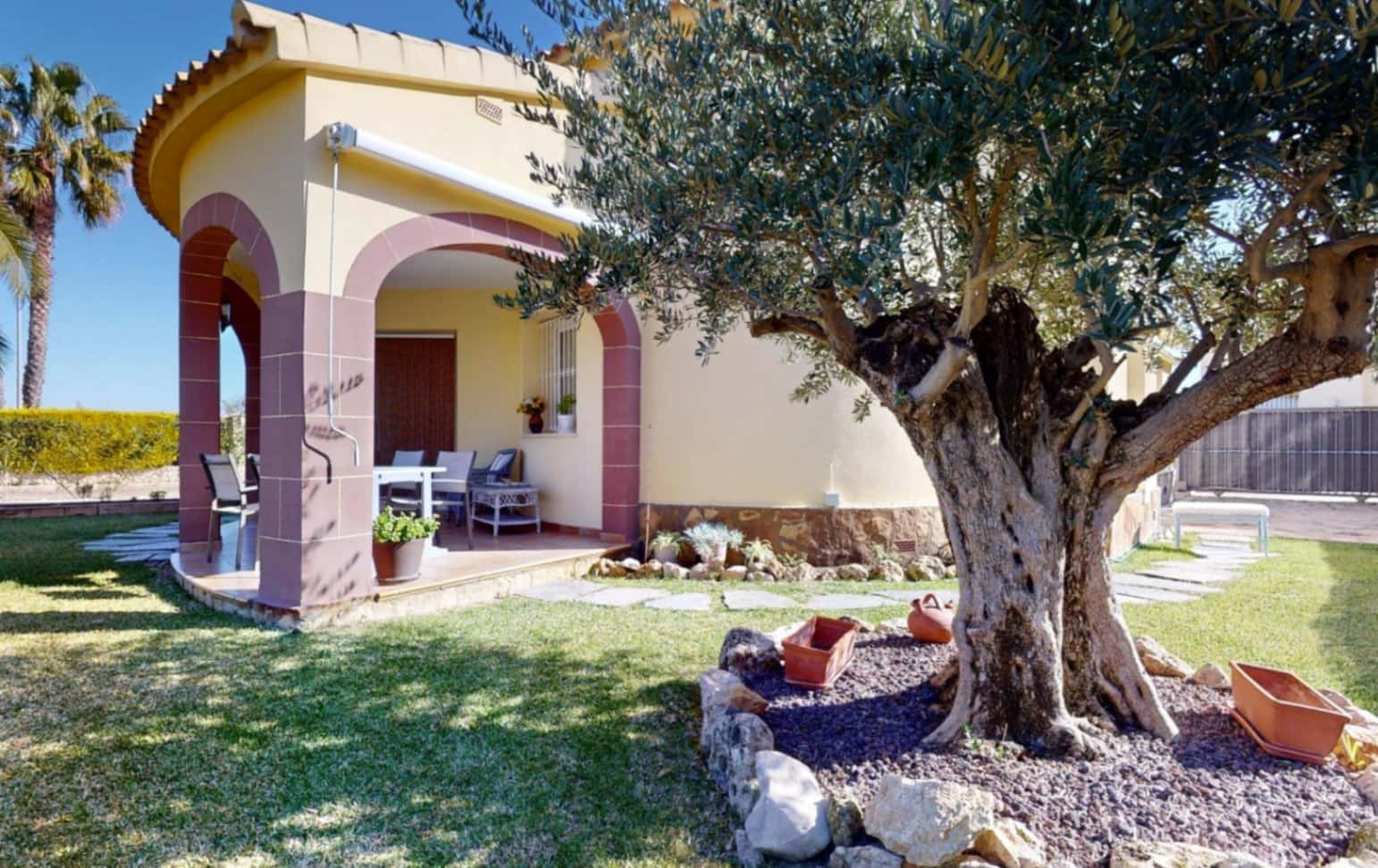 2 soveværelse Villa til salg i Oliva med garage - € 730.000 (Ref: 9523489)