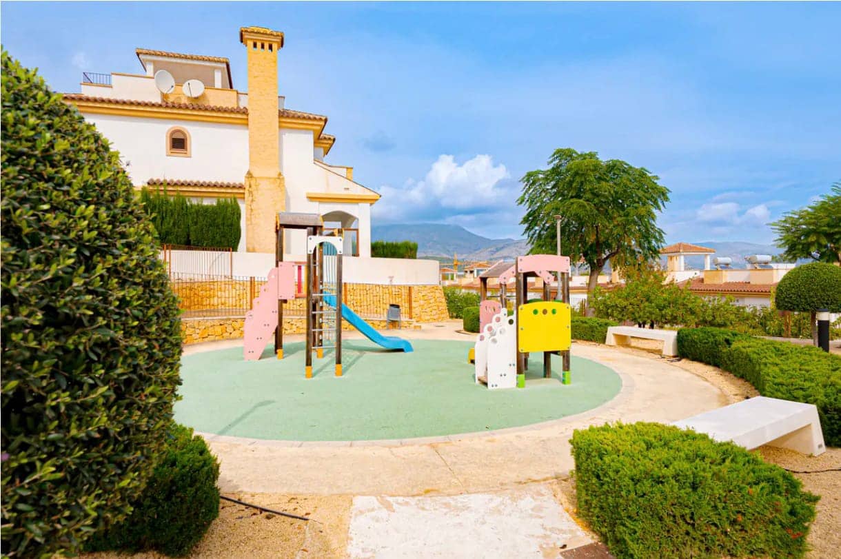 Adosado de 4 habitaciones en Polop en venta con piscina garaje - 399.000 € (Ref: 9539916)