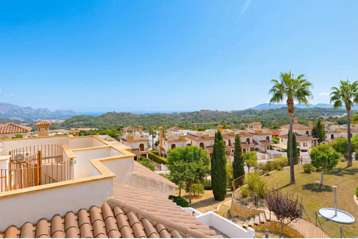 Adosado de 4 habitaciones en Polop en venta con piscina garaje - 399.000 € (Ref: 9539916)