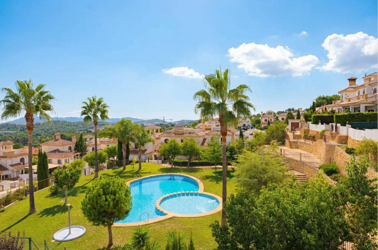 Adosado de 4 habitaciones en Polop en venta con piscina garaje - 399.000 € (Ref: 9539916)