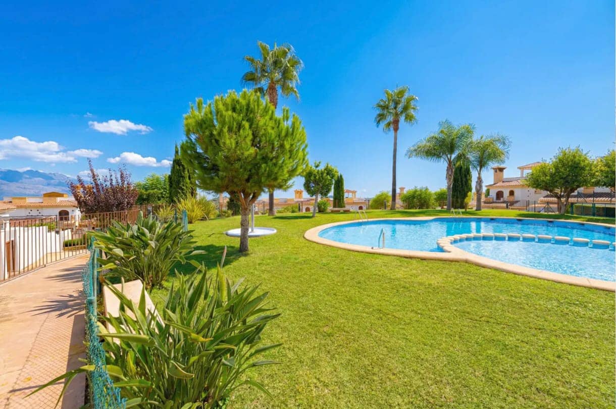 Adosado de 4 habitaciones en Polop en venta con piscina garaje - 399.000 € (Ref: 9539916)