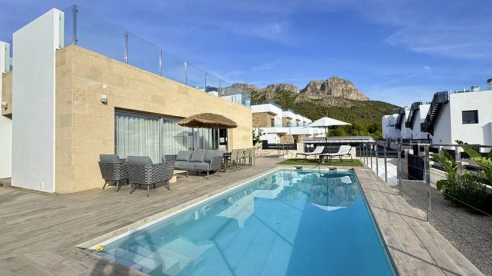 Chalet de 3 habitaciones en Polop en venta con piscina garaje - 515.000 € (Ref: 9549994)