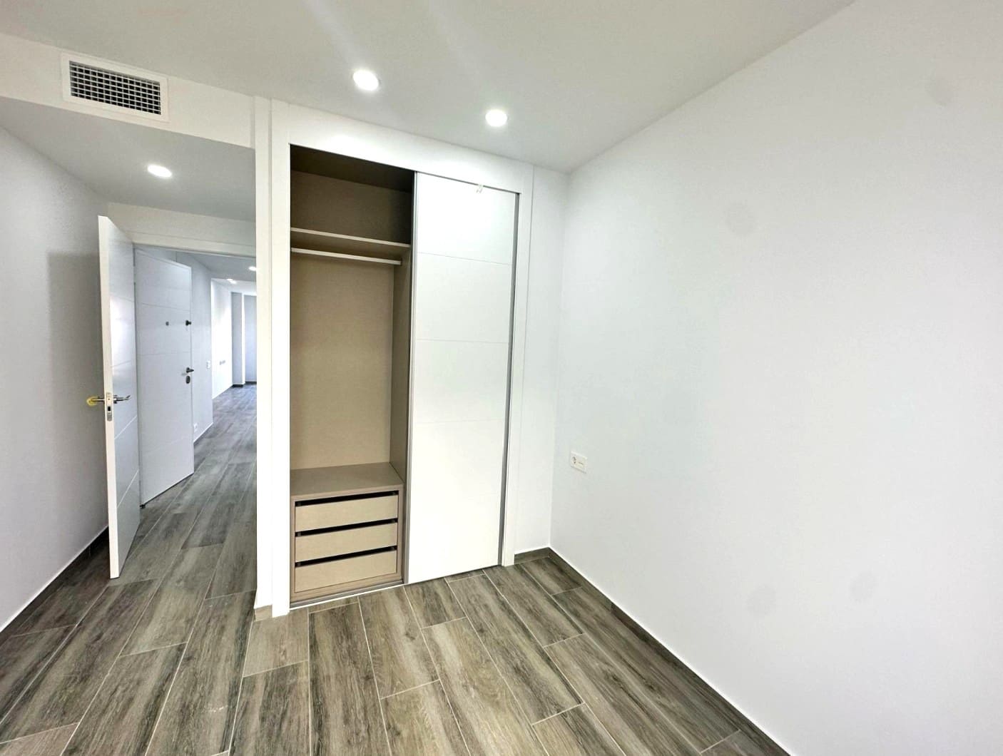 1 soverom Leilighet til salgs i Alicante by med svømmebasseng - € 245 000 (Ref: 9565706)