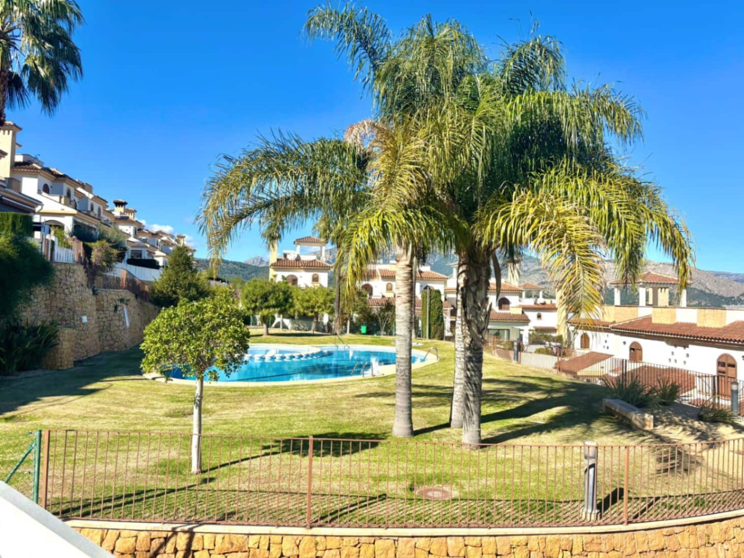 3 makuuhuone Rivitalo myytävänä paikassa Polop mukana uima-altaan 
autotalli - 319 000 € (Ref: 9626662)