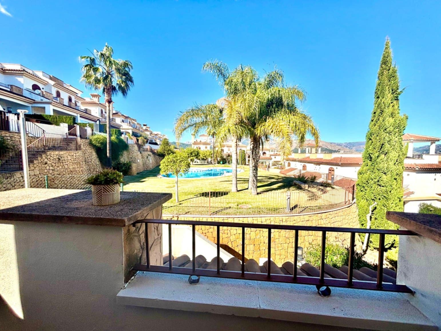 3 makuuhuone Rivitalo myytävänä paikassa Polop mukana uima-altaan 
autotalli - 319 000 € (Ref: 9626662)