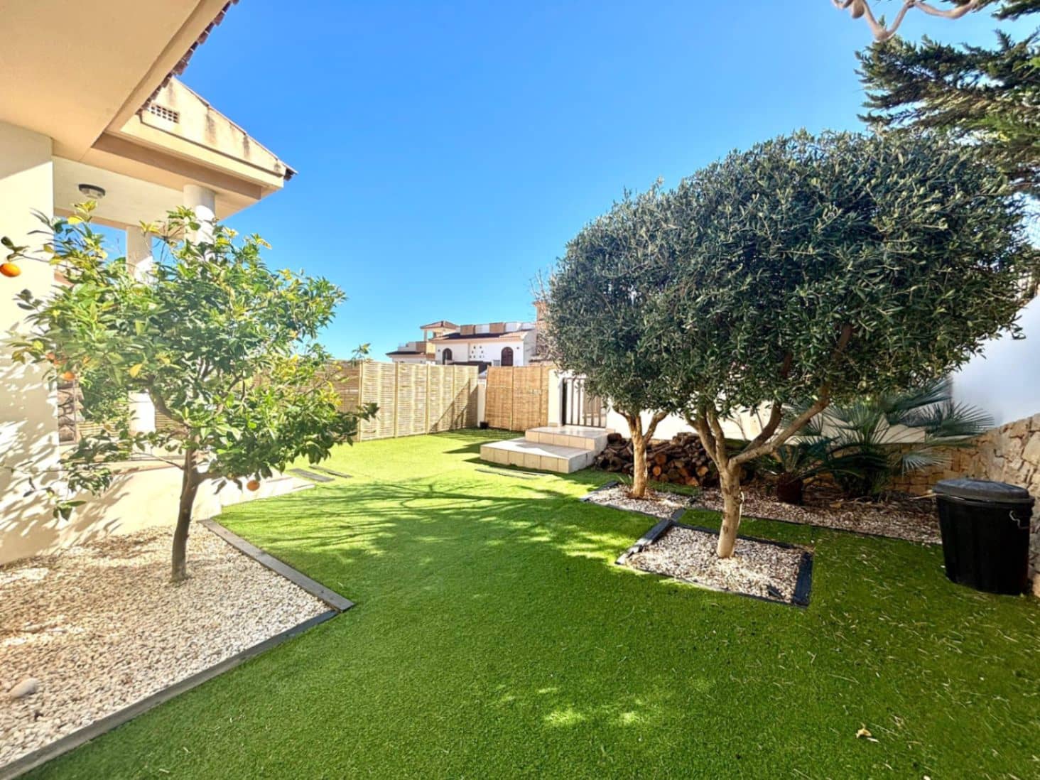 3 makuuhuone Rivitalo myytävänä paikassa Polop mukana uima-altaan 
autotalli - 319 000 € (Ref: 9626662)