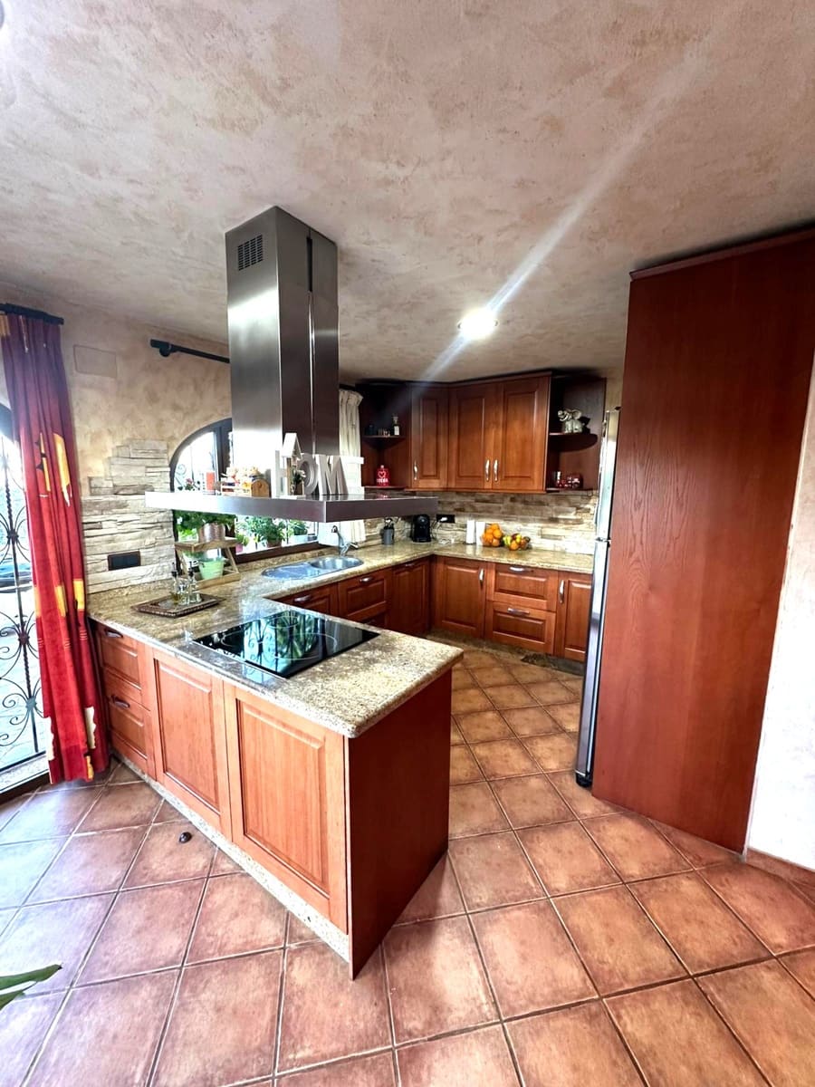 4 bedroom Villa for sale in Polop with garage - € 630,000 (Ref: 9785069)