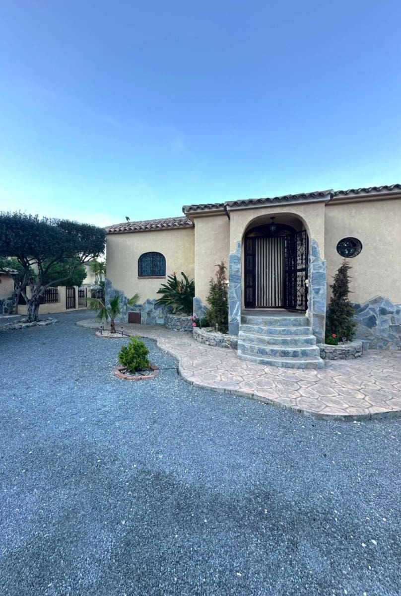 4 bedroom Villa for sale in Polop with garage - € 630,000 (Ref: 9785069)