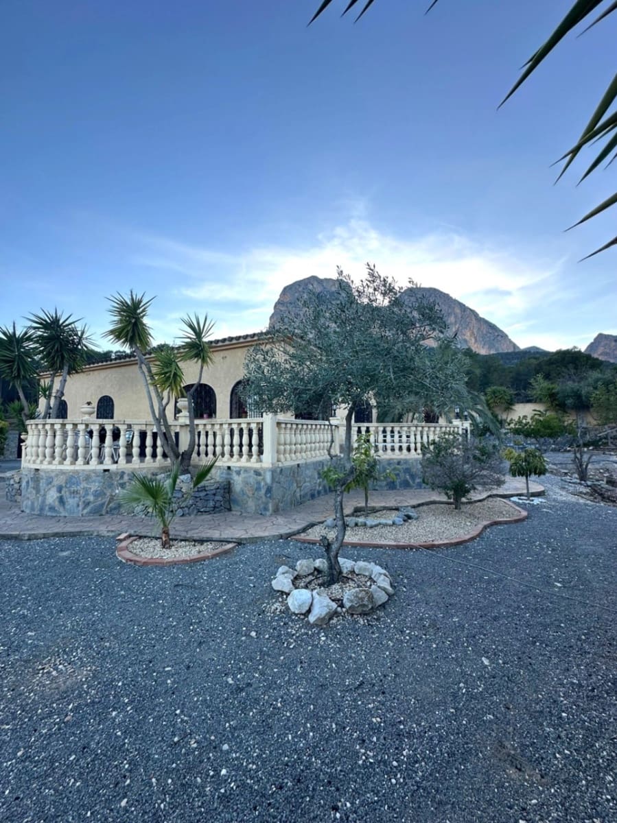 4 bedroom Villa for sale in Polop with garage - € 630,000 (Ref: 9785069)