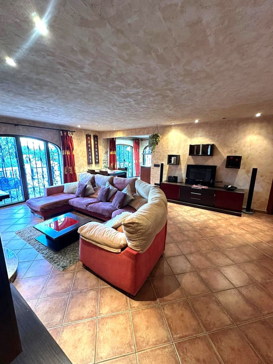 4 bedroom Villa for sale in Polop with garage - € 630,000 (Ref: 9785069)