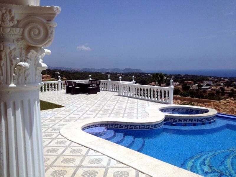 4 makuuhuone Huvila myytävänä paikassa Calpe / Calp mukana 
autotalli - 1 400 000 € (Ref: 9907165)