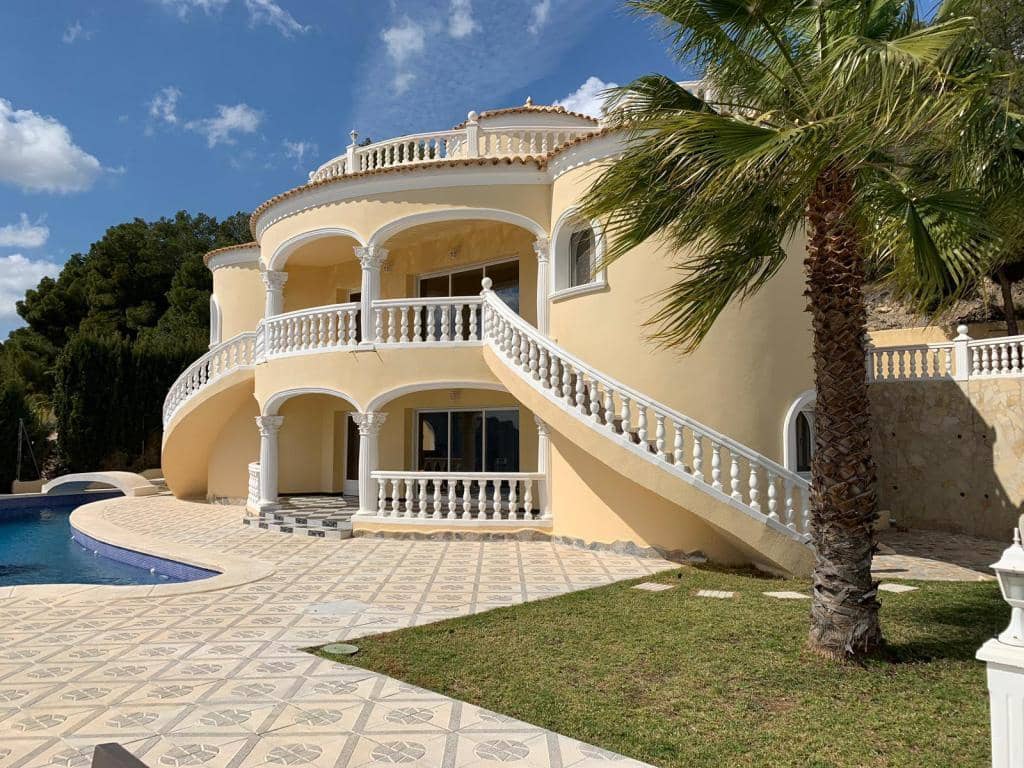 4 makuuhuone Huvila myytävänä paikassa Calpe / Calp mukana 
autotalli - 1 400 000 € (Ref: 9907165)