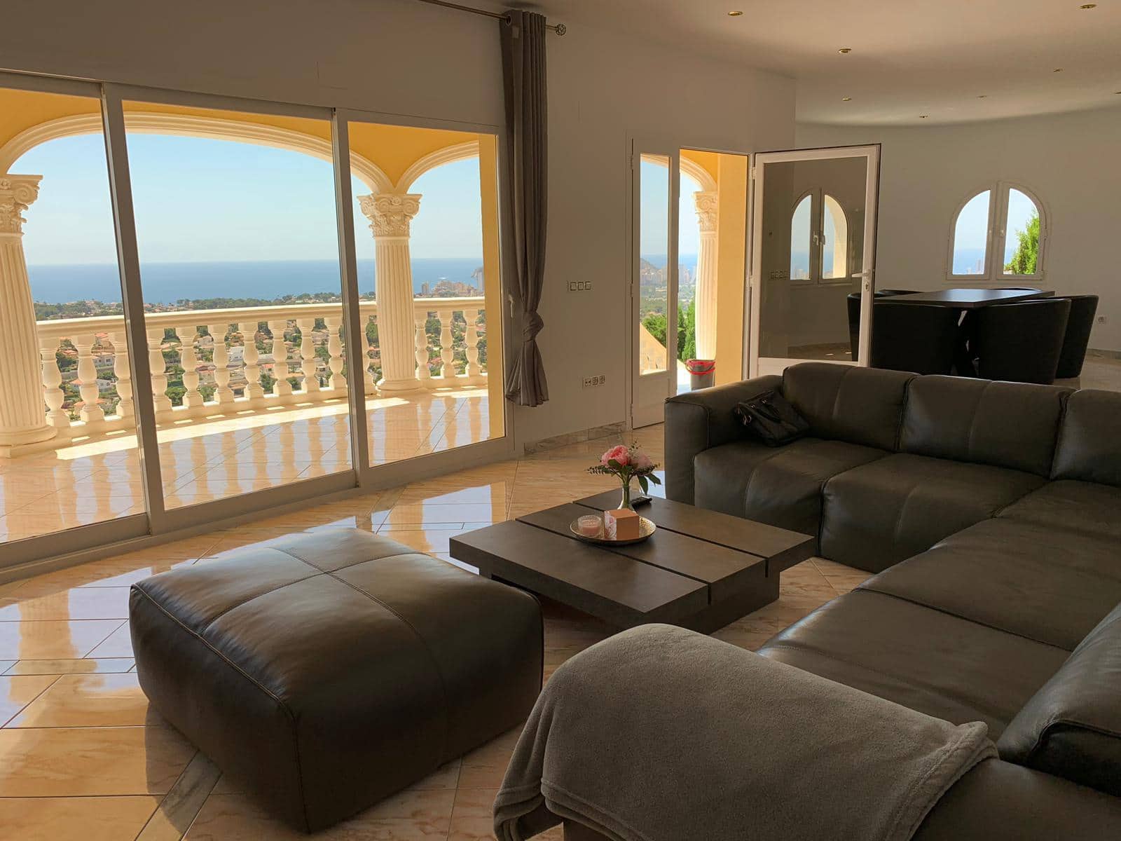 4 makuuhuone Huvila myytävänä paikassa Calpe / Calp mukana 
autotalli - 1 400 000 € (Ref: 9907165)