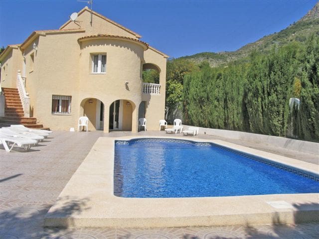 6 bedroom Villa for sale in Calpe / Calp with pool garage - € 542,000 (Ref: 9907201)