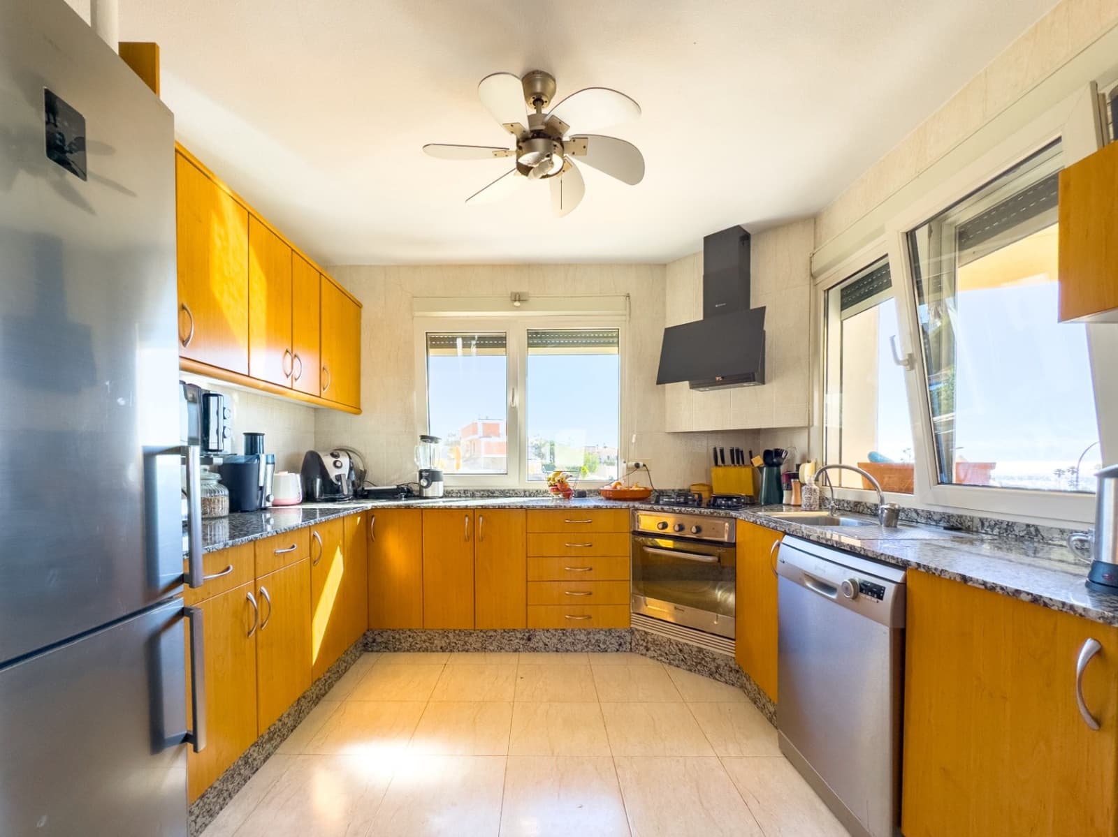 3 bedroom Villa for sale in El Campello with pool garage - € 595,000 (Ref: 9911880)