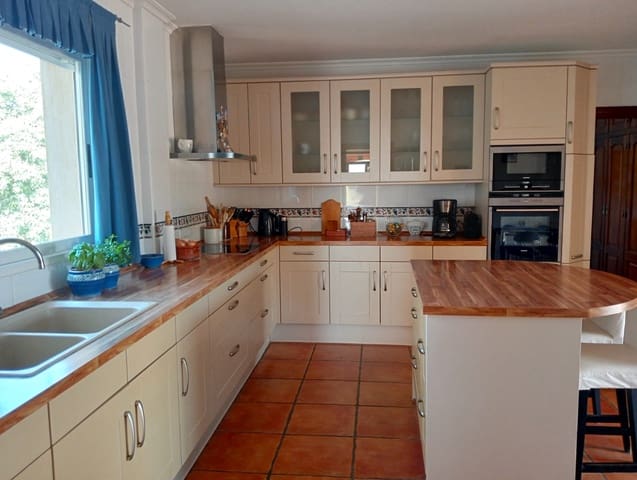 8 slaapkamer Villa te koop in Pueblo - Urbanizaciones, Alfaz del Pi / L'Alfàs del Pi met zwembad - € 1.750.000 (Ref: 9928396)