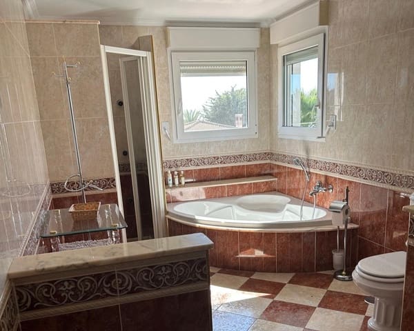 Chalet de 5 habitaciones en Levante, Benidorm en venta con piscina - 895.000 € (Ref: 9928426)
