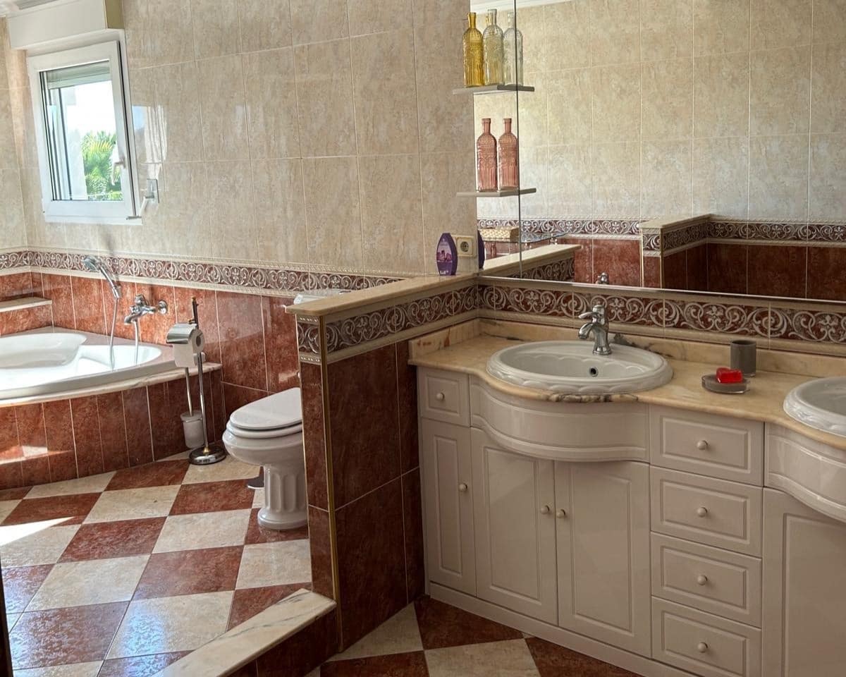 5 bedroom Villa for sale in Benidorm with pool - € 895,000 (Ref: 9928426)