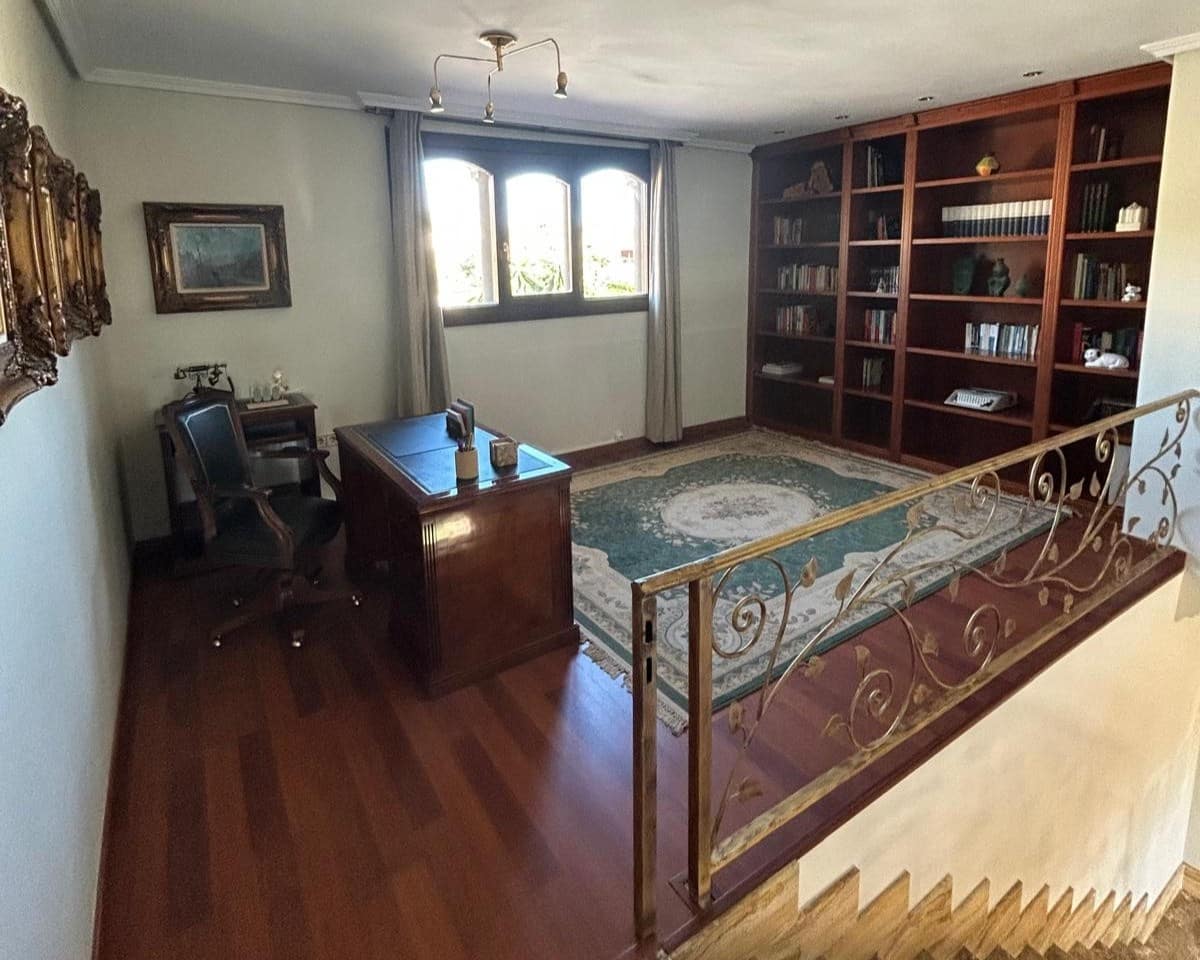 5 bedroom Villa for sale in Benidorm with pool - € 895,000 (Ref: 9928426)