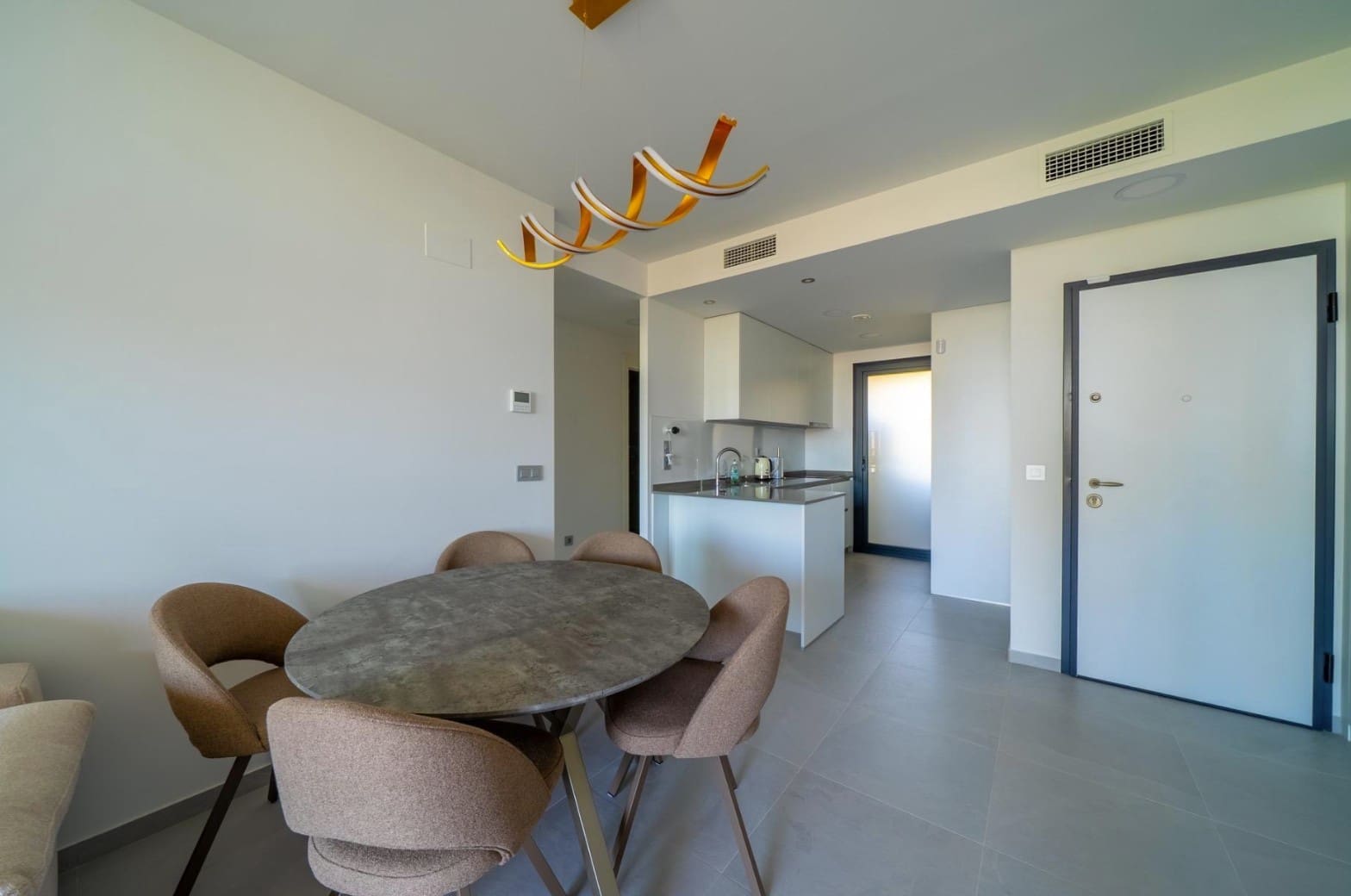 2 quarto Apartamento para arrendar em Benidorm com piscina garagem - 1 900 € (Ref: 9984076)