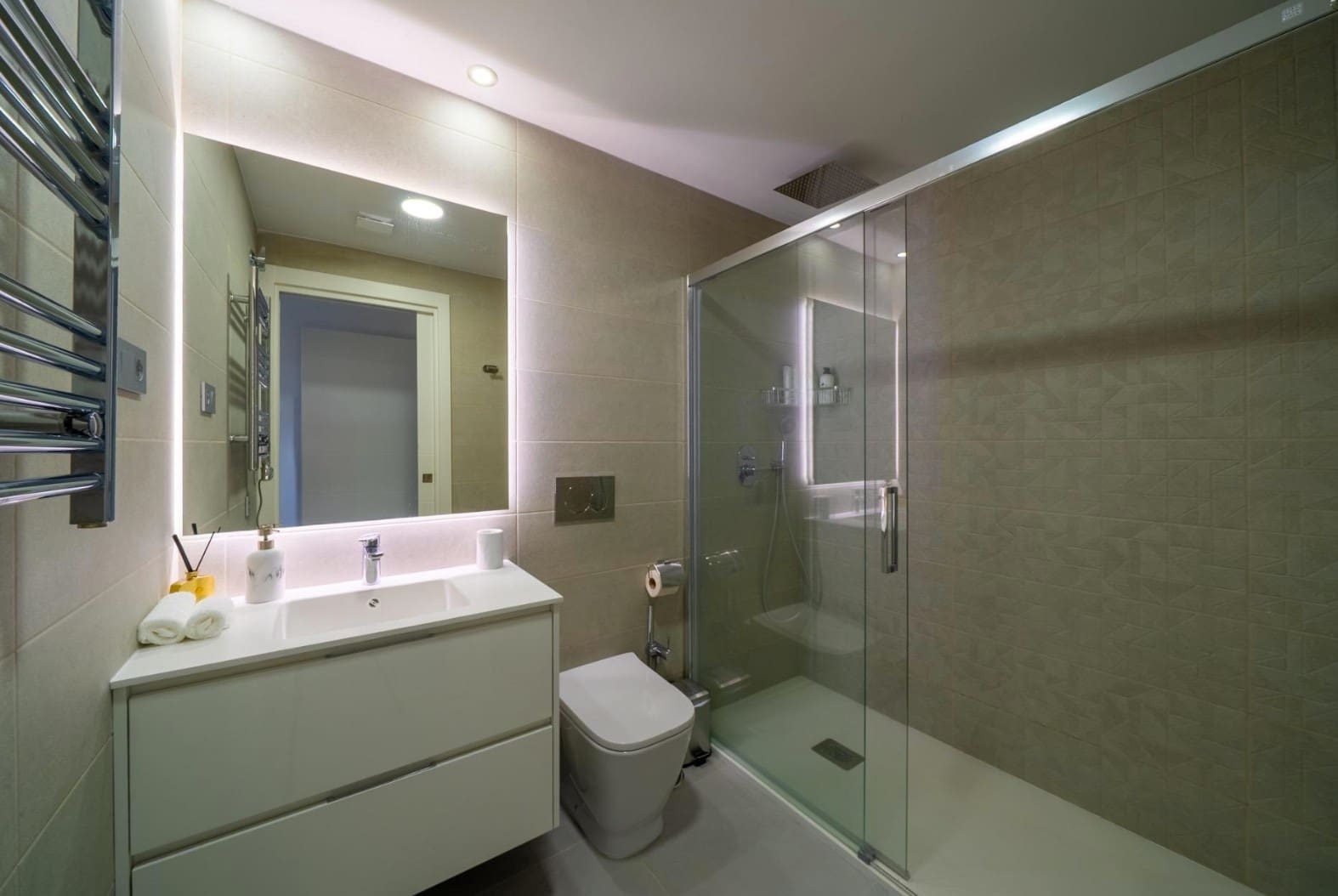 2 quarto Apartamento para arrendar em Benidorm com piscina garagem - 1 900 € (Ref: 9984076)