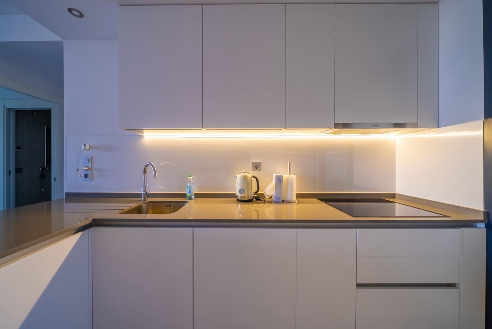 2 quarto Apartamento para arrendar em Benidorm com piscina garagem - 1 900 € (Ref: 9984076)