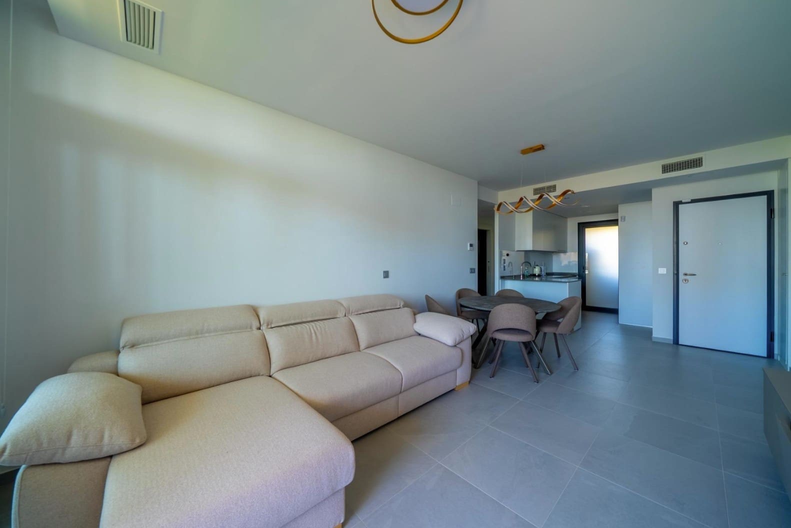 2 quarto Apartamento para arrendar em Benidorm com piscina garagem - 1 900 € (Ref: 9984076)