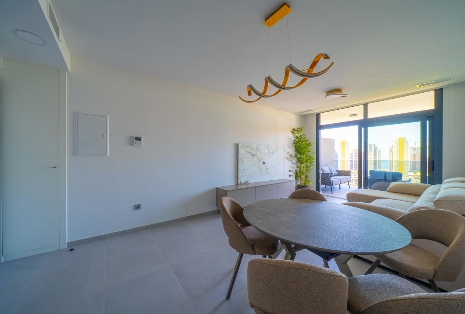 2 quarto Apartamento para arrendar em Benidorm com piscina garagem - 1 900 € (Ref: 9984076)