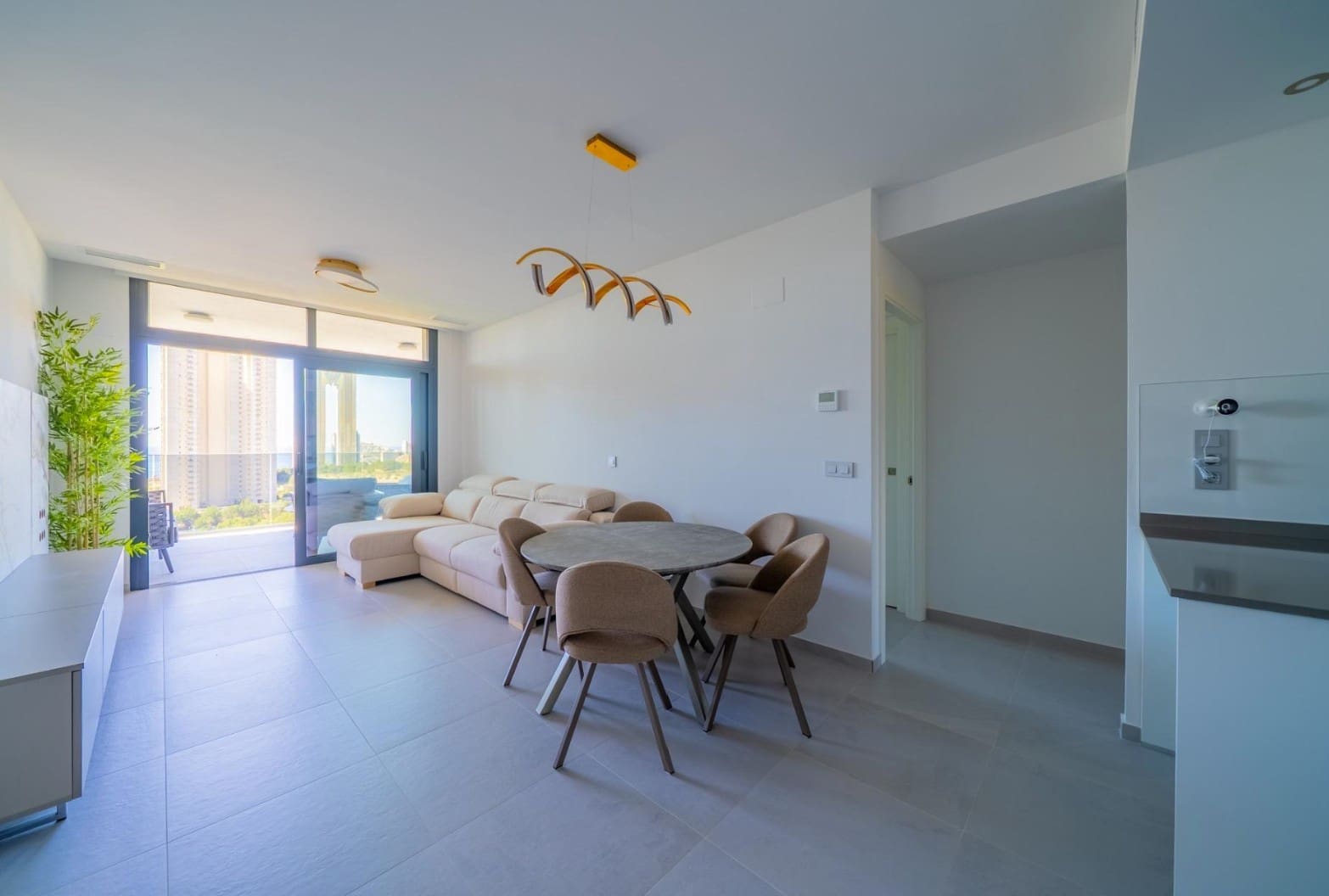 2 quarto Apartamento para arrendar em Benidorm com piscina garagem - 1 900 € (Ref: 9984076)