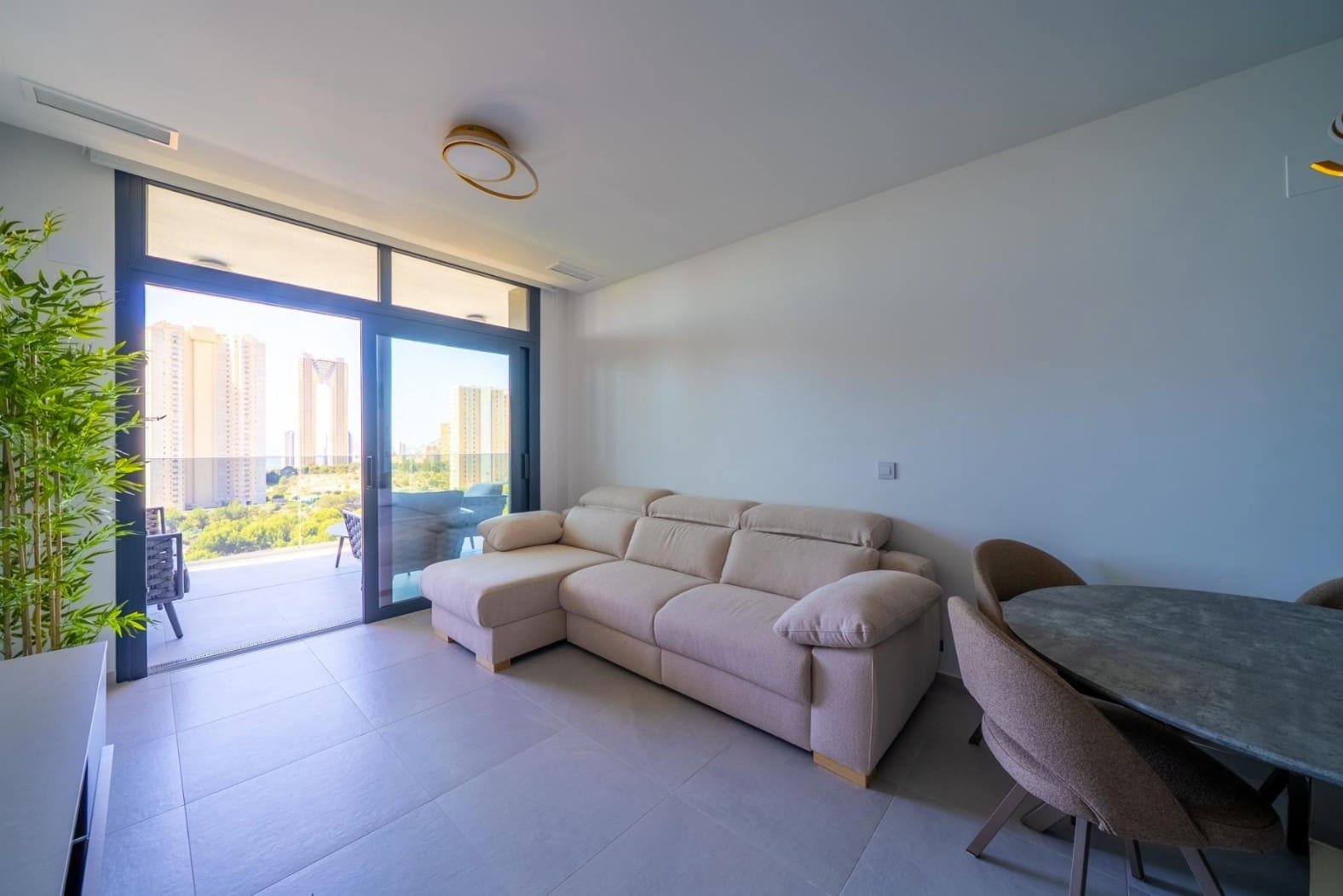 2 quarto Apartamento para arrendar em Benidorm com piscina garagem - 1 900 € (Ref: 9984076)