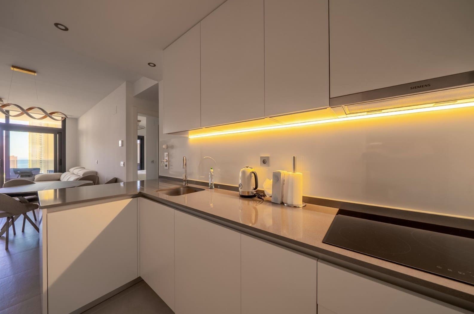 2 quarto Apartamento para arrendar em Benidorm com piscina garagem - 1 900 € (Ref: 9984076)