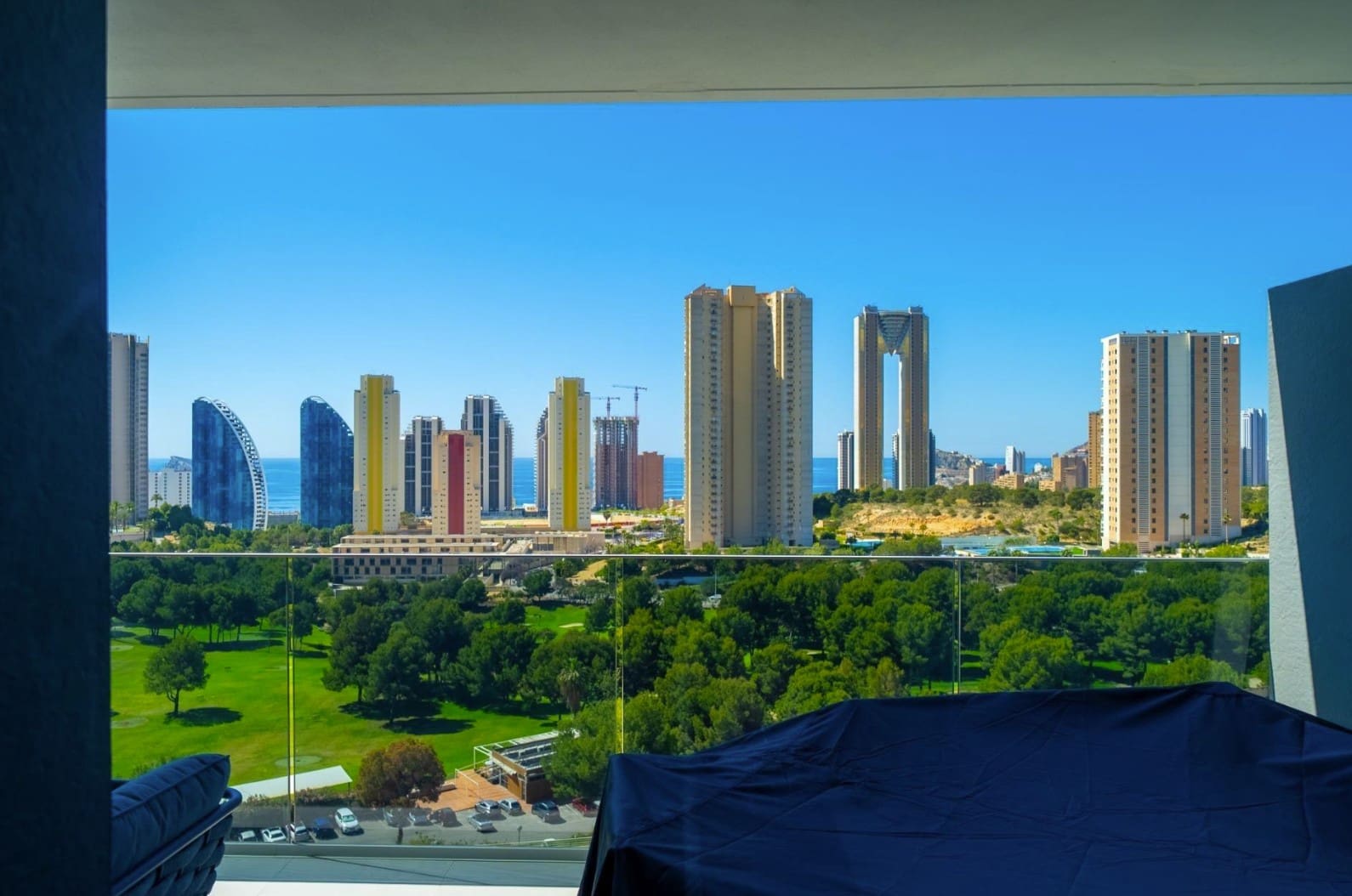 2 quarto Apartamento para arrendar em Benidorm com piscina garagem - 1 900 € (Ref: 9984076)