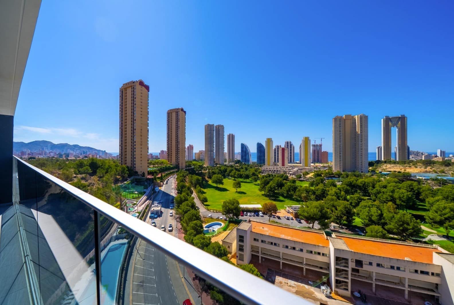 2 quarto Apartamento para arrendar em Benidorm com piscina garagem - 1 900 € (Ref: 9984076)