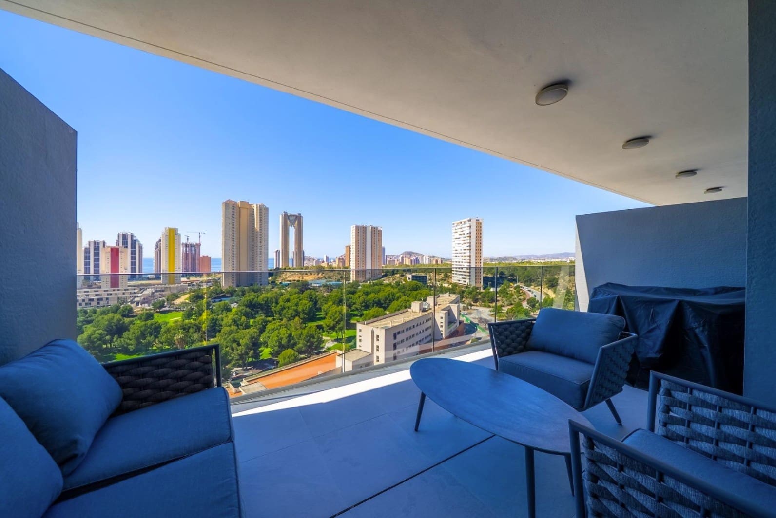 2 quarto Apartamento para arrendar em Benidorm com piscina garagem - 1 900 € (Ref: 9984076)