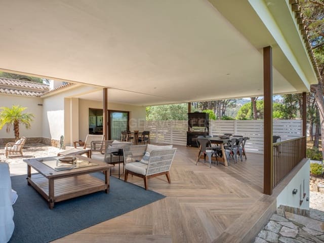 5 soveværelse Villa til salg i Santa Cristina d'Aro med garage - € 1.300.000 (Ref: 10006358)