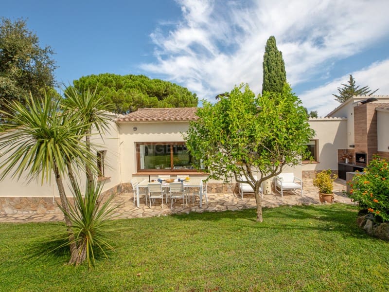 5 soveværelse Villa til salg i Santa Cristina d'Aro med garage - € 1.300.000 (Ref: 10006358)