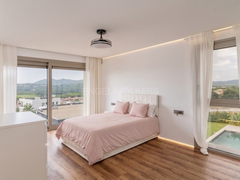 4 bedroom Villa for sale in Santa Cristina d'Aro - € 965,000 (Ref: 10027021)