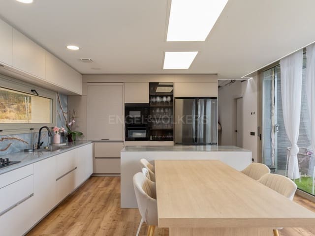 4 bedroom Villa for sale in Santa Cristina d'Aro - € 965,000 (Ref: 10027021)