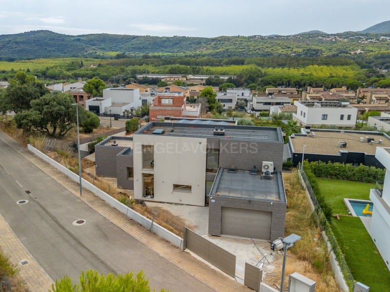 4 bedroom Villa for sale in Santa Cristina d'Aro - € 965,000 (Ref: 10027021)