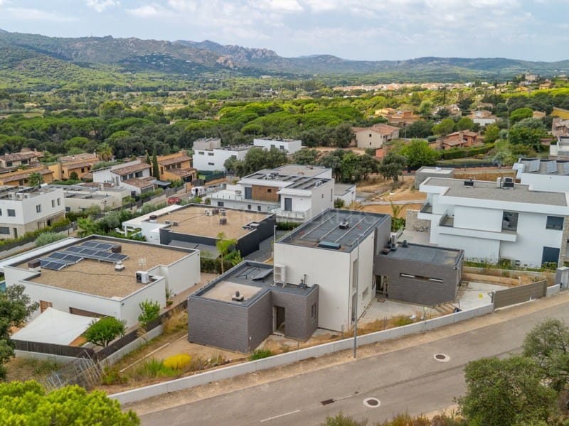 4 bedroom Villa for sale in Santa Cristina d'Aro - € 965,000 (Ref: 10027021)