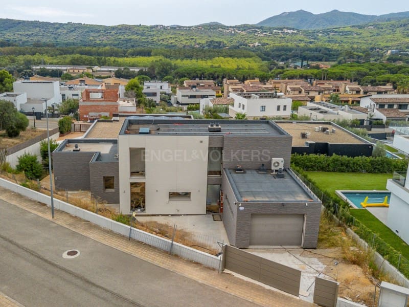 4 bedroom Villa for sale in Santa Cristina d'Aro - € 965,000 (Ref: 10027021)