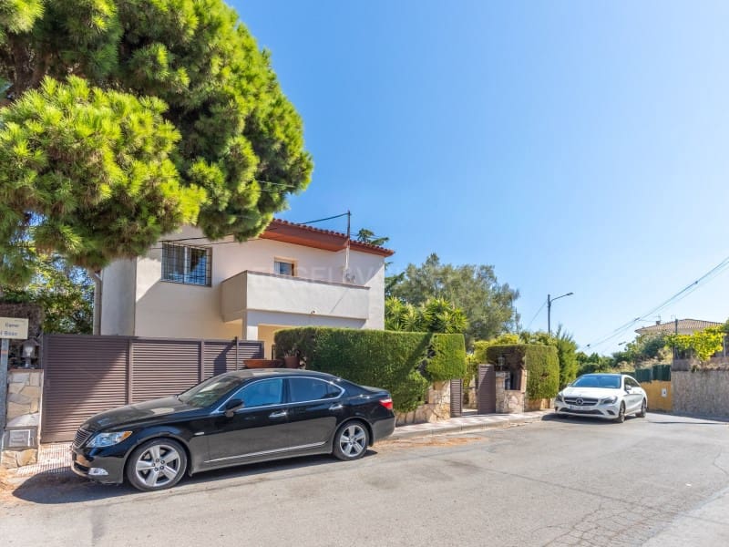 5 sovrum Villa till salu i Lloret de Mar med pool garage - 415 000 € (Ref: 10094403)