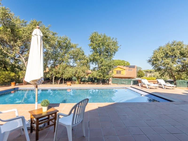 6 bedroom Villa for sale in Vidreres with pool garage - € 695,000 (Ref: 10102228)