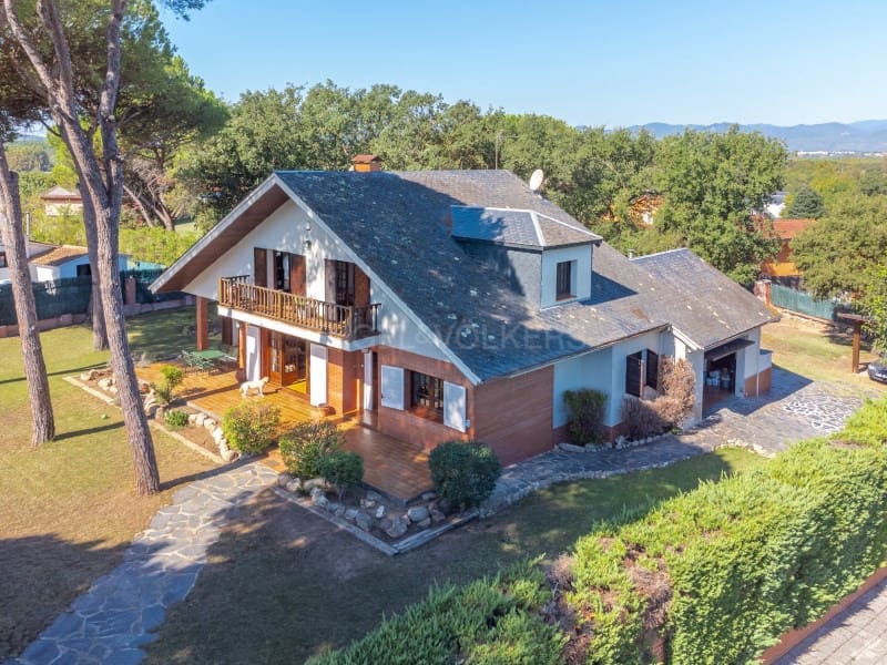 6 bedroom Villa for sale in Vidreres with pool garage - € 695,000 (Ref: 10102228)