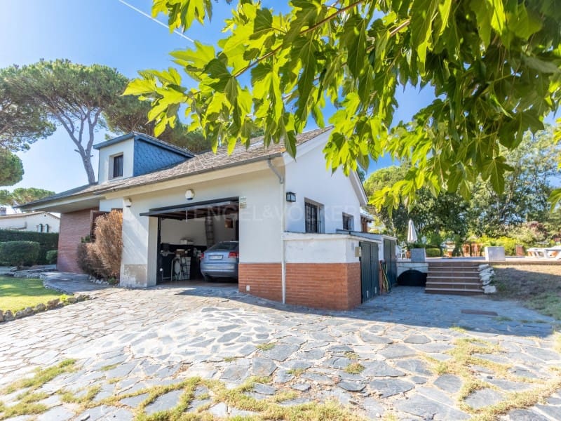 6 bedroom Villa for sale in Vidreres with pool garage - € 695,000 (Ref: 10102228)