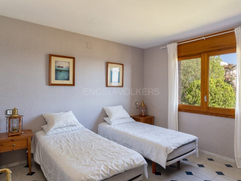 5 bedroom Villa for sale in Blanes with pool garage - € 820,000 (Ref: 10177024)