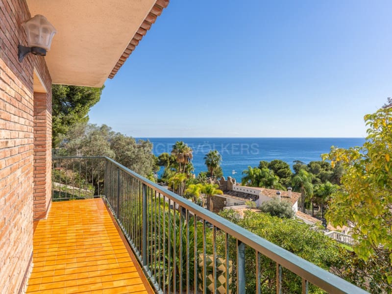 5 bedroom Villa for sale in Blanes with pool garage - € 820,000 (Ref: 10177024)
