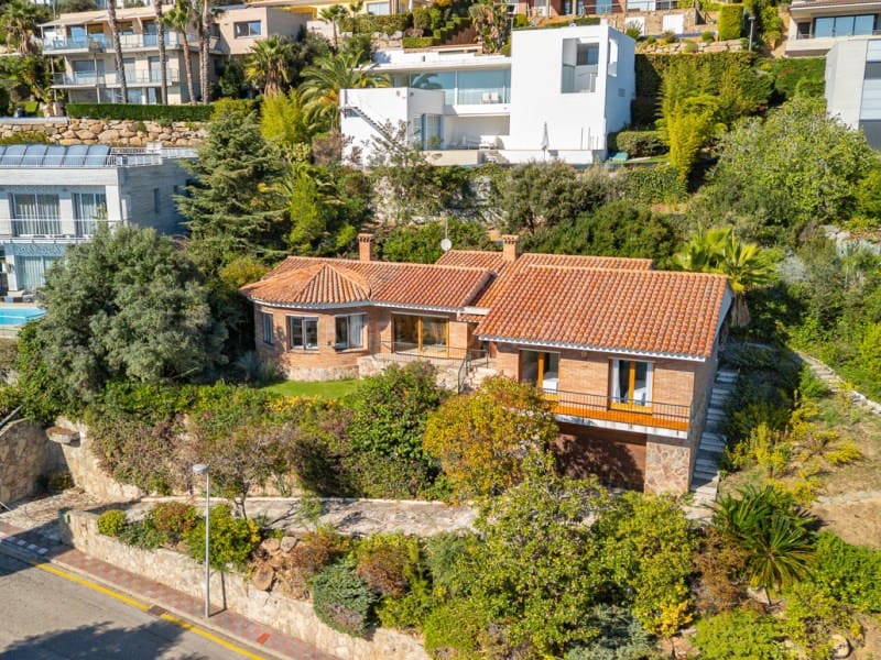 5 bedroom Villa for sale in Blanes with pool garage - € 820,000 (Ref: 10177024)