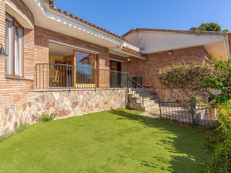 5 bedroom Villa for sale in Blanes with pool garage - € 820,000 (Ref: 10177024)