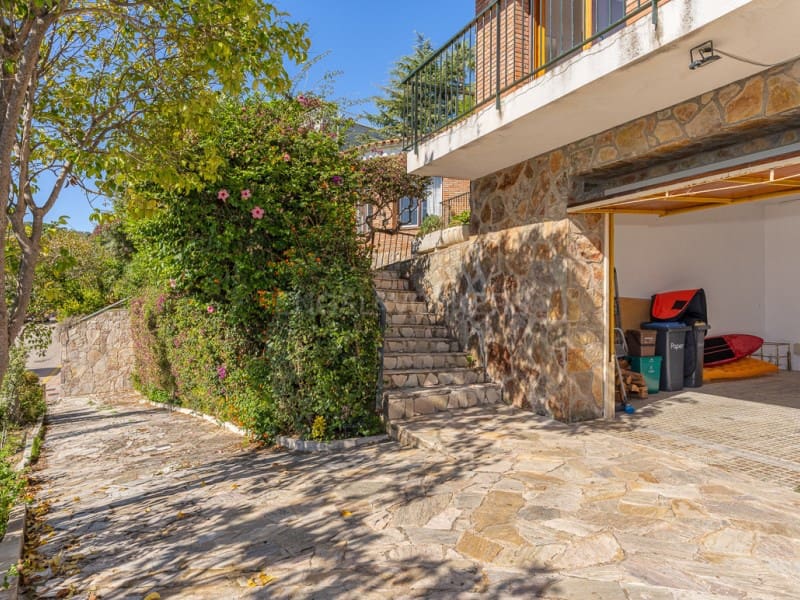 5 bedroom Villa for sale in Blanes with pool garage - € 820,000 (Ref: 10177024)